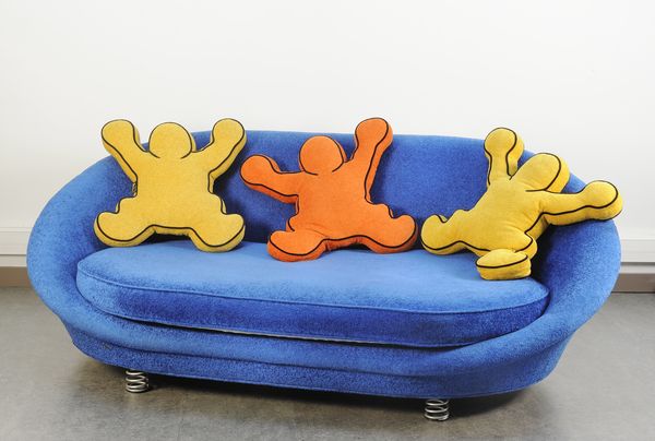 Canapé bleu velours d'après Keith Haring