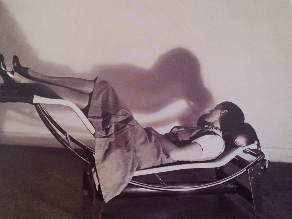 Charlotte Perriand se détend sur la chaise longue à réglage continu, 1928. Cliché Pierre Jeanneret