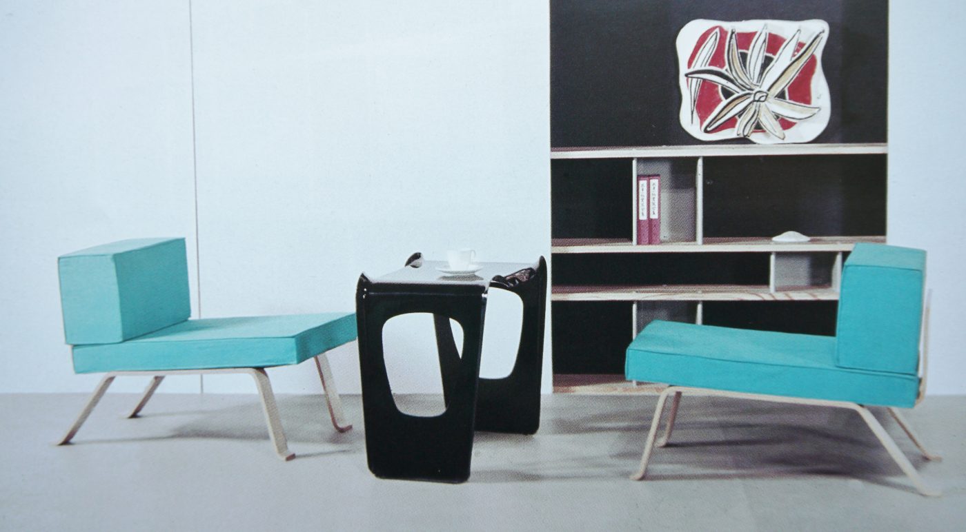 Charlotte Perriand, Exposition " Proposition d'une synthèse des arts ", Tokyo, 1955. Fauteuils empilables OMBRE, table empilable AIR FRANCE.