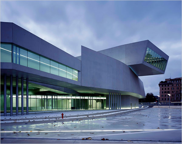 Parvis du MAXXI - Museo nazionale delle arti del XXI secolo à Rome, architecte : Zaha Hadid
