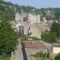 Le Château de Vogüé surplombe le village du même nom. En contrebas, coule l'Ardèche.
