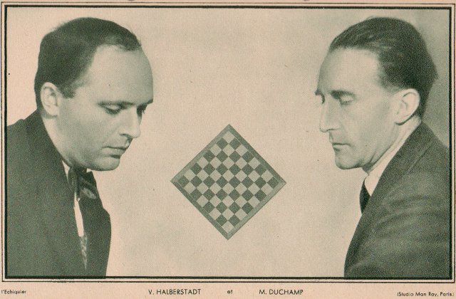Man Ray,célèbre photographie d'Halberstadt et Duchamp. Souce : Le Monde des échecs (1933) / L'Echiquier (mars 1934)