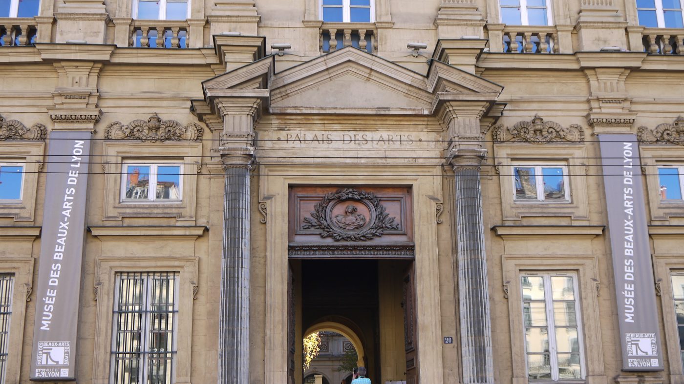 L'entrée principale du Musée des Beaux-Arts de Lyon qui donne sur la Place des Terreaux