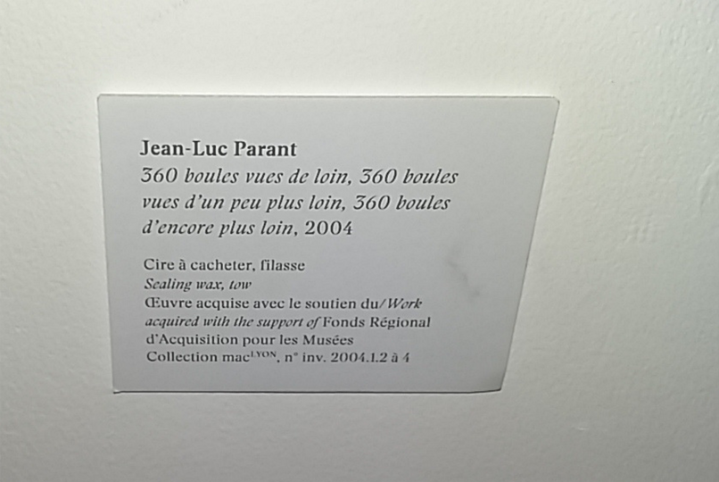 Jean-Luc Parant, cartel de l'oeuvre 360 boules vues de loin, 360 boules vues d'un peu plus loin, 360 boules d'encore plus loin, 2004. Exposition Le Bonheur de Deviner Peu à Peu au MAC Lyon