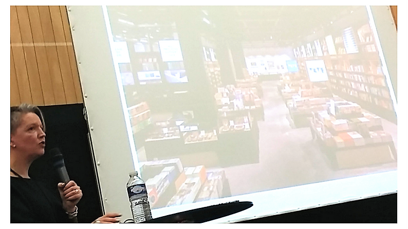 Laura Wright présentant une diapositive du coin librairie de la Switch House
