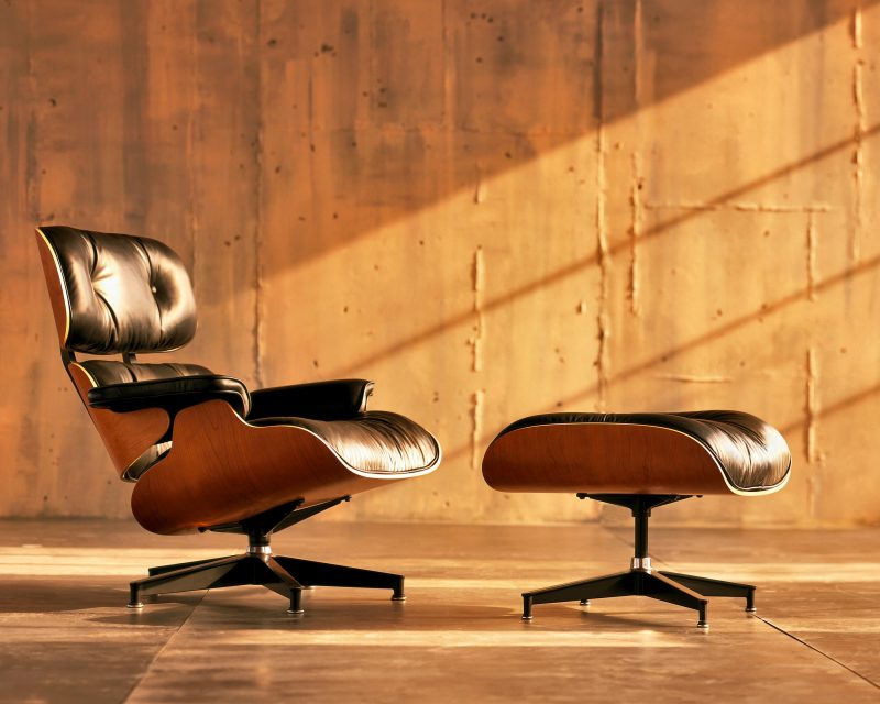 Fauteuil Lounge et repose-pieds Ottoman, design Charles & Ray Eames, 1956. Le modèle commercialisé de nos jours dans la collection de l'éditeur Herman Miller.