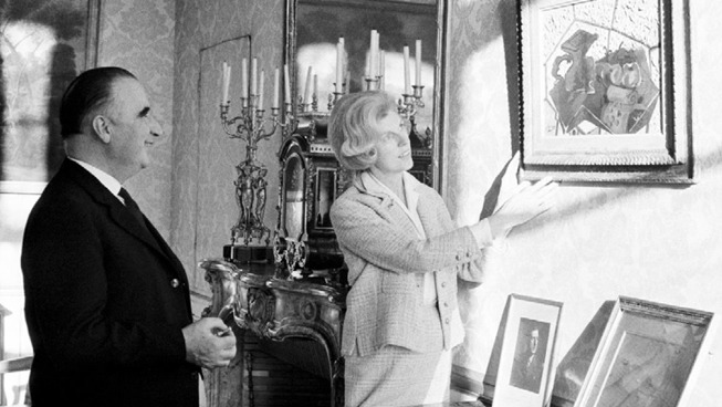 Claude et Georges Pompidou échangeant devant un tableau