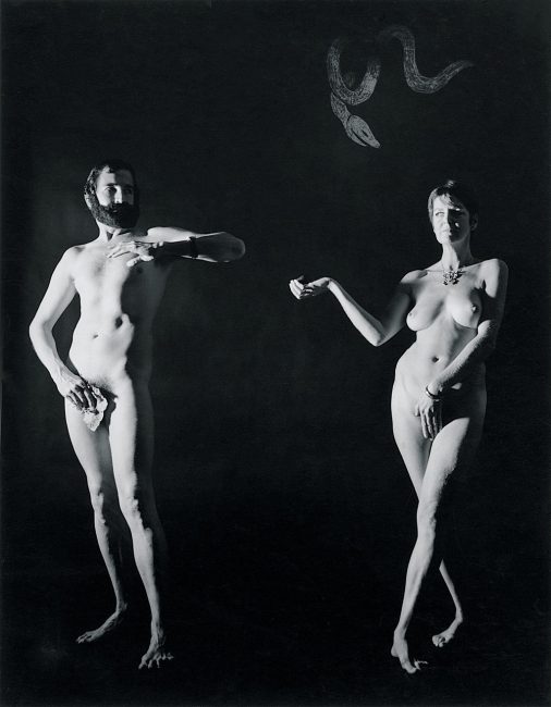 Sturtevant pose avec Robert Rauschenberg Duchamp Relâche, 1967.