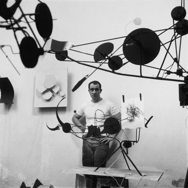 Jean Tinguely devant une des ses machines à dessiner : Méta-matic n°8. Photographie originale de Leonardo Bezzola -Jean Tinguely 1960 -.