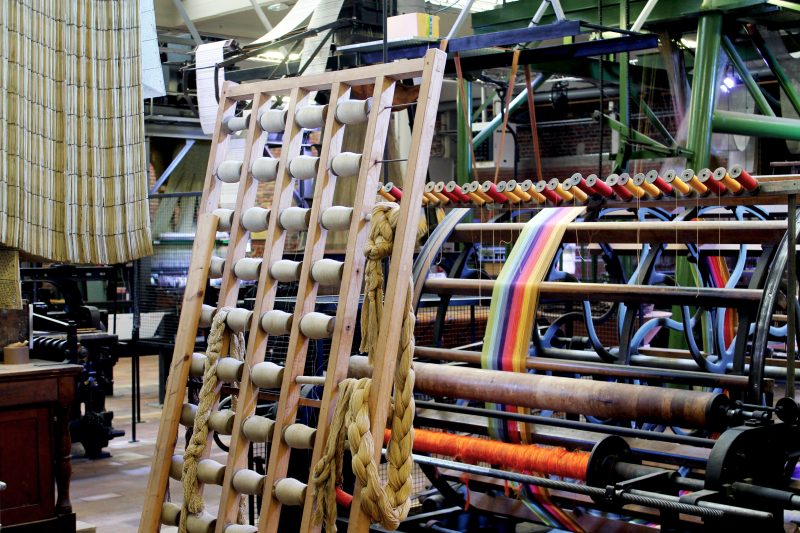 La Manufacture de Roubaix, musée de la mémoire et de la création textile et ses métiers à tisser colorés, © Coline Jacquet