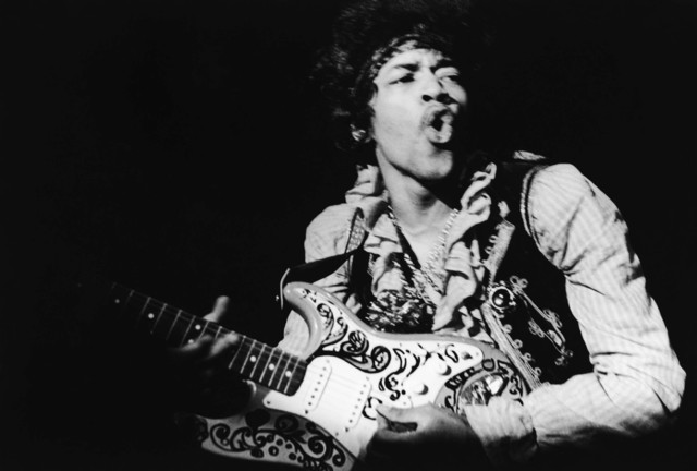 Jimi Hendrix jouant de la guitare avec les dents, ou par-dessus le manche, le 18 juin 1967 à Monterey © BRUCE FLEMING/AP/SIPA