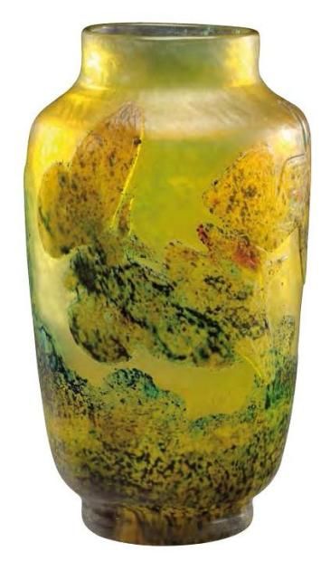 Emile Gallé, vase de forme ovoïde et col droit légèrement évasé en verre multicouches, décor dégagé à l'acide et repris à la roue de papillons sur fond martelé vert nuancé jaune