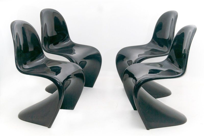 Chaises Panton Chair Classic par Verner Panton, laquées noires édition Vitra. La chaise Panton créée dans les années 60 par le designer danois Verner Panton est l’une des chaises « vintage » les plus emblématiques du design moderne et contemporain. Aujourd’hui, en 2020, cette assise reste futuriste et intemporelle…