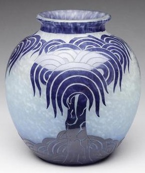 Charles Schneider pour Le Verre Français, vase boule en verre bleu à décor de palmier stylisé dégagé à l’acide