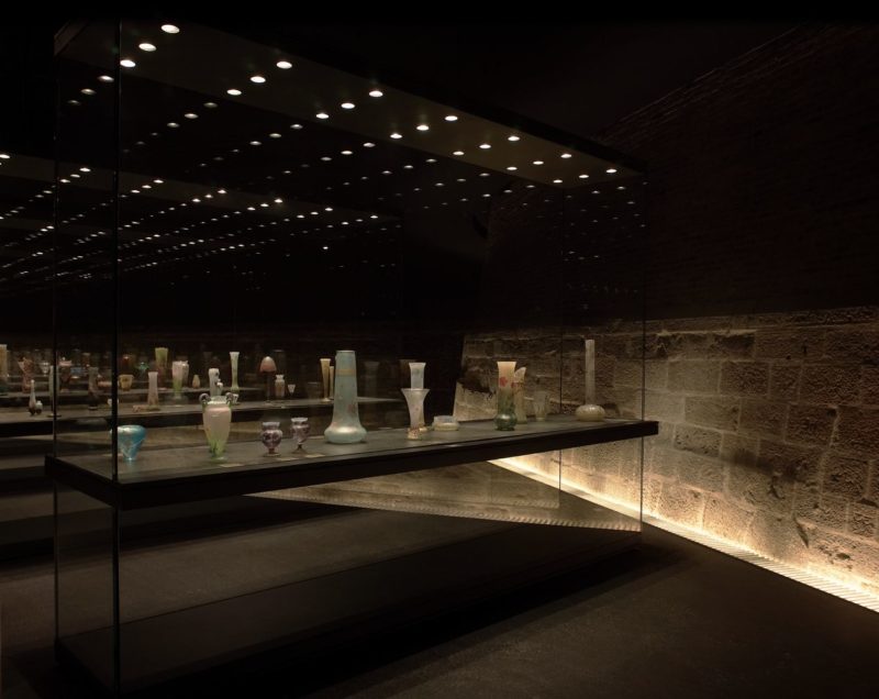 La collection DAUM est présentée dans les 600 m2 du sous-sol du musée, autour des vestiges des fortifications de l’imposant bastion d’Haussonville