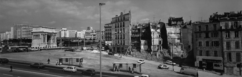 © Holger Trülzsch, 1984. La porte d'Aix, Marseille. La cité phocéenne photographiée en 1984 par Holger Trülzsch, sculpteur, musicien, peintre, photographe et vidéaste, dans le cadre du programme de la « Mission photographique » de la DATAR.