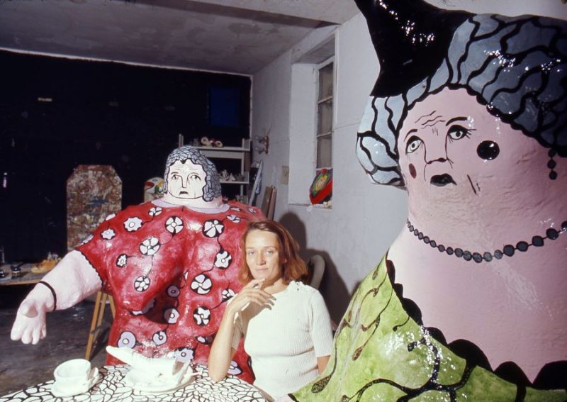 Robert Doisneau Niki de Saint Phalle à table avec ses nanas,