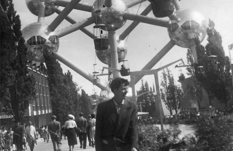 Photographie de Mirko Pirnat, jeune ingénieur venu de Sarajevo découvrir l'Atomium de Bruxelles en 1958