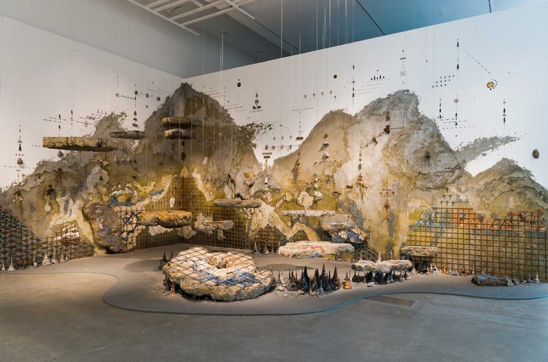 Installation de l'artiste Pannaphan Yodmanee  : " In the Aftermath" durant la Biennale de Singapour 2016.