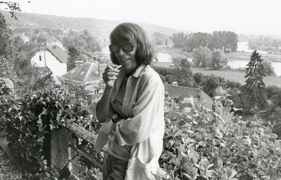 Joan Mitchell photographiée dans sa propriété de Vétheuil, dans le Val d'Oise. 