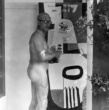 La photo de la discorde : le Corbusier nu, en train de peindre une fresque dans la Villa E-127