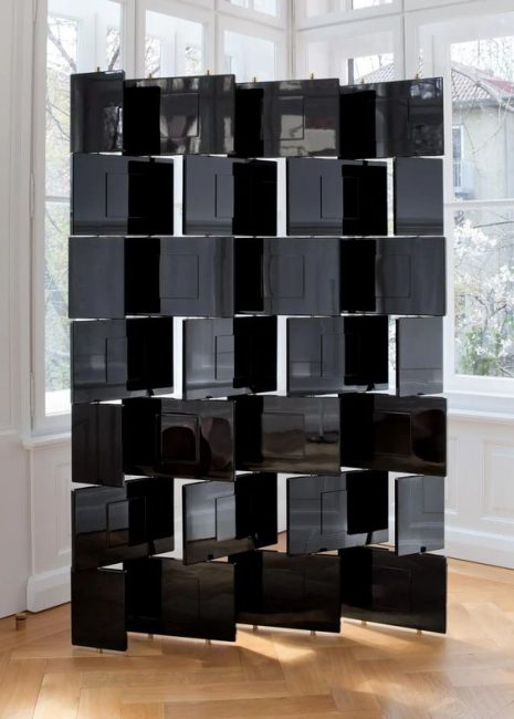 Paravent noir en briques, conception Eileen Gray pourle fabricant ClassiCon. Panneaux avec finition laquée artisanale à haute brillance Fait main.