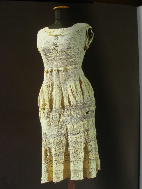 Marguerite Sirvins, sans titre, œuvre réalisée entre 1944 et 1955. Robe en dentelle réalisée à l'aiguille haut 95 cm. © crédit photographique Collection de l'Art Brut, Lausanne.