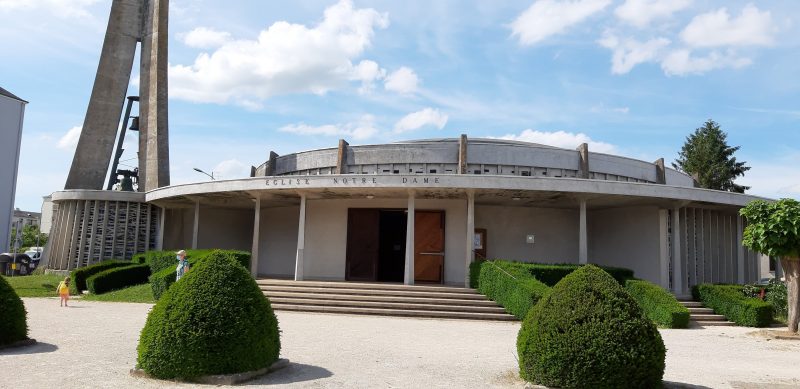 Eglise Notre-Dame-des-Rottes, Vendôme (41). intérieur. Architecte : Michel Marconnet, 1964-1968. Le sculpteur Louis Leygue (1905-1992) conçoit le mobilier liturgique.