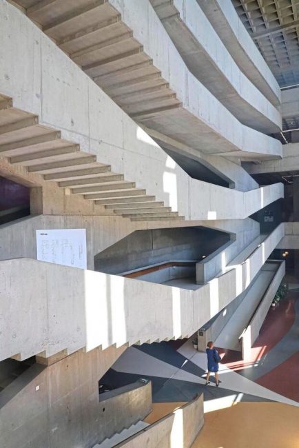 Le Centre national de la danse sur le canal de l'Ourcq à Pantin (Seine-Saint-Denis), vue de l’intérieur.