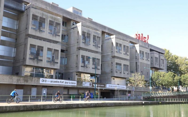 Le Centre national de la danse sur le canal de l'Ourcq à Pantin (Seine-Saint-Denis). Une architecture typique du style brutaliste, des blocs de béton répétitifs en façade, architecte : Jacques Kalisz, 1972.