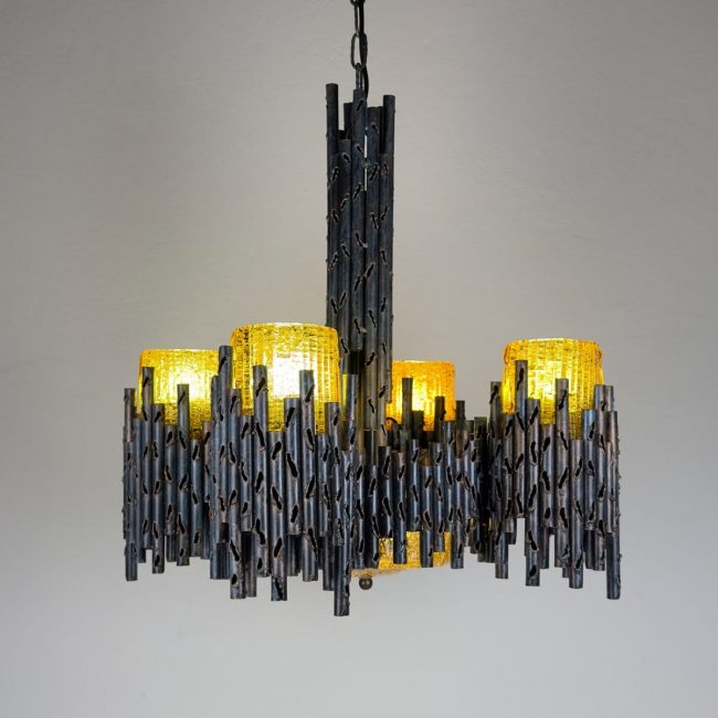 Suspension brutaliste, design Marcello Fantoni, années 70. Tubes de fer ajourés et soudés. Tulipes en verre de Murano.