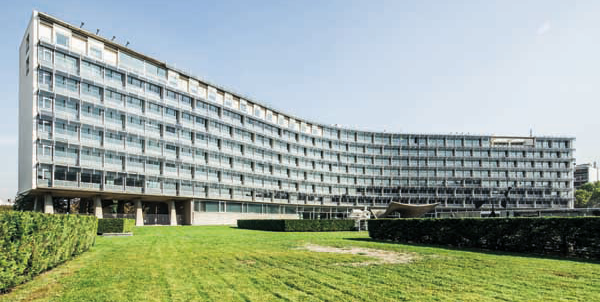 Bâtiment principal de l'Unesco, inauguration en 1958 (travaux : 1955-1958). Architectes : Marcel Breuer, Bernard Zehrfuss, et Pier Luigi Nervi. Leurs plans ont été validés par un comité international de 5 architectes dans lequel figurait Walter Gropius.