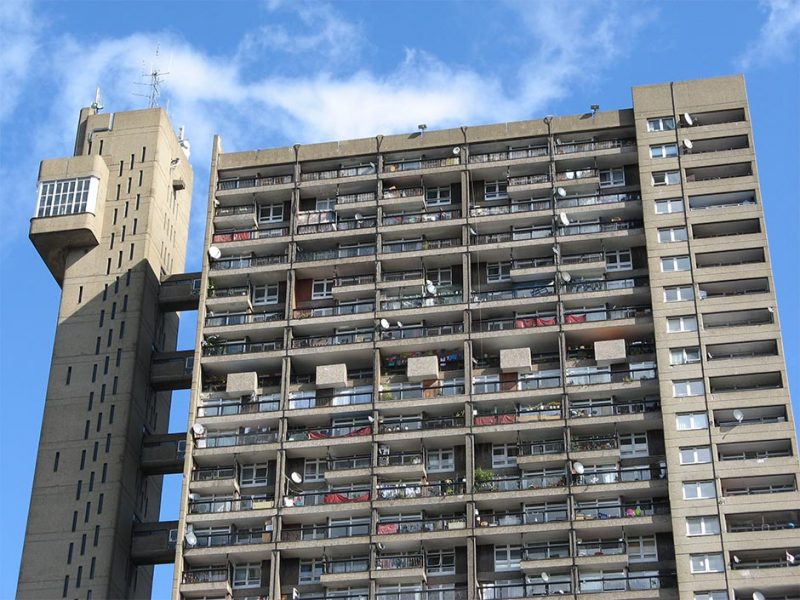 Trellick Tower, Kensal Town, Londres. Un bâtiment édifié en 1972 et conçu par l’architecte Ernő Goldfinger, incarnation du plus pur style brutaliste.